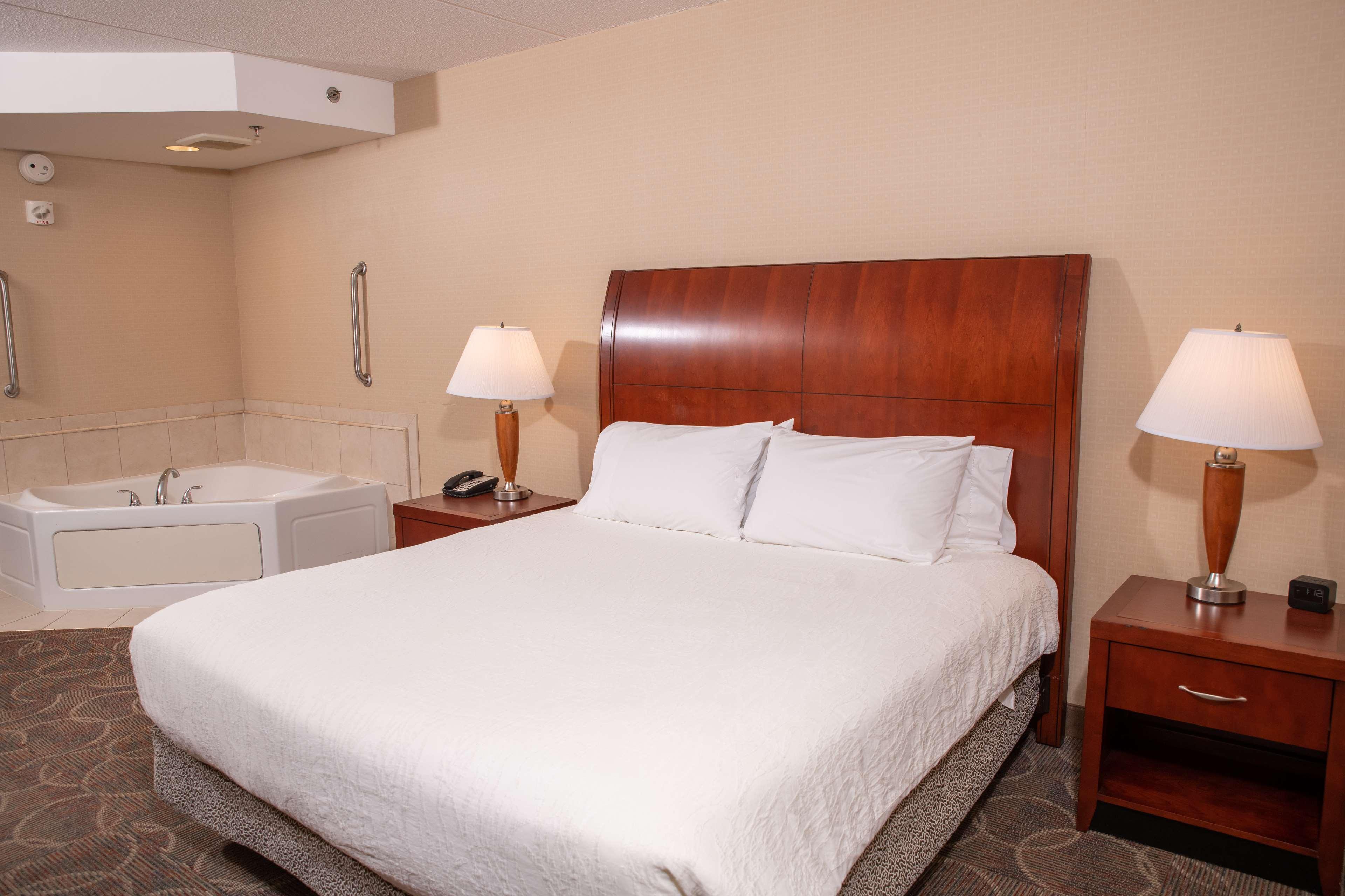 Hilton Garden Inn Erie Bagian luar foto